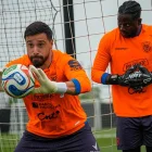 El portero Hernán Galíndez (i) en la práctica de Ecuador previo al Mundial 2026.
