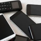 Teléfonos móviles incautados, en el marco de las recomendaciones para bloquear equipos robados en Ecuador.
