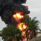 El incendio ya es combatido por los bomberos de Esmeraldas.