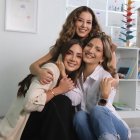 En sus programas, la crianza, la salud emocional y el acompañamiento familiar se conversan sin juicios.
