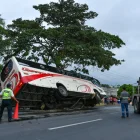 El bus inicialemte quedó completamente volcado.