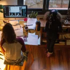 Referencial. En la imagen de archivo, una mujer realiza teletrabajo en su casa mientras su hija juega a su lado.