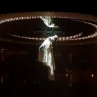 Al final del concierto, la cantante realizó un ascenso hacia una estructura de luces similar a un ovni
