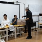 Una persona vota este domingo, durante la segunda vuelta de las elecciones presidenciales, en Lima (Perú).