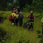Bomberos rescataron a tres ciclistas extraviados en la ruta Lloa–Mindo con apoyo de drones en zona de difícil acceso.