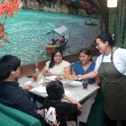 Una familia se sirve una comida en el restaurante Natsumi, en Guayaquil.
