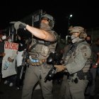 Oficiales  del Servicio de Inmigración y Control de Aduanas (ICE) despejando protestas en Newark.