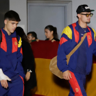 La Selección de España llegó a Norteamérica para el Mundial 2026. Pau Cubarsí (izq.) y Marc Pubill en la gráfica.