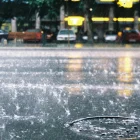 Referencial. La lluvia intensa anega calles y mantiene bajo vigilancia a 17 provincias del país, según el Inamhi.