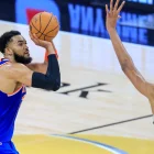 El pívot de los New York Knicks Karl-Anthony Towns tira al aro con la marca del alero de los San Antonio Spurs Victor Wembanyama