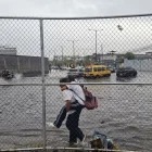 Peatones y conductores se movilizaron en la zona inundada en la parroquia La Aurora.