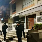 Agentes de la Policía realizan un operativo nocturno frente a un establecimiento cerrado en Quito, en el marco del Caso Blindado.