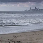 La intensidad de las olas en General Villamil Playas obligó a suspender temporalmente las actividades turísticas por precaución.