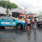 Paramédicos acudieron al sitio del choque para atender a los ocupantes de los vehículos siniestrados.
