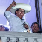 Roberto Sánchez se dirige a simpatizantes durante un acto público, mientras avanza el conteo electoral en Perú.