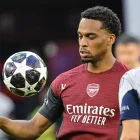 El jugador del Arsenal, Jurriën Timber, participa en una sesión de entrenamiento en el Puskás Aréna de Budapest.