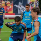 Lamine Yamal (c) se recupera de una lesión y es duda para el debut mundialista de España ante Cabo Verde.