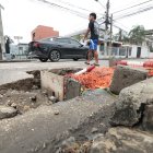Crítica. Diferentes vecinos denunciaron que materiales de trabajos taponaron sumideros.