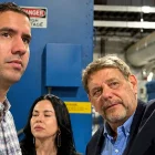 Viaje. En mayo de 2024, el ministro Roberto Luque viajó por invitación de Karla Saud a las instalaciones de Progen y se reunió con  el CEO de Progen, John Manning.