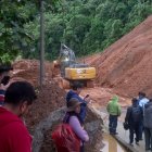 La vía Cuenca- Girón- Pasaje está cerrada en el kilómetro 86 por un deslizamiento de gran magnitud.