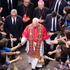 Miles de fieles se han congregado este martes por la mañana en los alrededores de la Catedral de Barcelona para recibir al papa León XIV en su primera visita.