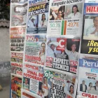 Fotografía que muestra portadas de distintos diarios en Lima (Perú).