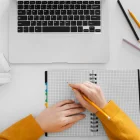 Referencial.Espacios de estudio organizados reflejan el entorno digital y académico de las becas online ofrecidas por la Universidad Europea en Ecuador.