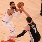 El ala-pívot y pívot de los New York Knicks, Karl-Anthony Towns, y el ala-pívot y pívot de los San Antonio Spurs, Luke Kornet, en acción durante el Juego 3 de las Finales de la NBA.