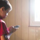 La investigación, liderada por la UEES, encontró altos niveles de sedentarismo, exposición a dispositivos electrónicos y una preocupante prevalencia de sobrepeso y obesidad en la primera infancia.