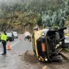 Bomberos de Quito atendió un siniestro de tránsito en la Av. Simón Bolívar, en el sector de Guápulo, en donde una furgoneta se volcó.