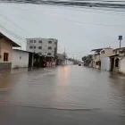 Calles urbanas de El Oro permanecen inundadas tras las intensas lluvias y el desbordamiento de ríos que obligaron a suspender clases y cerrar vías en tres cantones.”