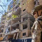 Un soldado del ejército se encuentra en el lugar de un ataque aéreo israelí contra un apartamento en los suburbios del sur de Beirut, Líbano, 07 de junio de 2026.