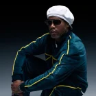 Ronaldinho, leyenda del fútbol brasileño, ha decido incursionar por la música.