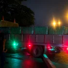 Un camión que transportaba camarón perdió pista y terminó atravesado sobre un retorno en el km 12,5 de la vía a la costa durante la madrugada de este martes.
