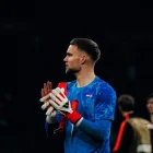 Bart Verbruggen durante un partido con Países Bajos previo al Mundial de la FIFA 2026.