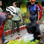 Personal de respuesta a emergencias habla con un estudiante que se sintió indispuesto tras un terremoto en la ciudad de Davao, en el sur de Filipinas, el 8 de junio de 2026.