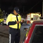 Agentes de la AMT realizan controles de alcoholemia en distintos sectores de Quito durante operativos del fin de semana.