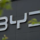 El logotipo de BYD se muestra en un concesionario de BYD en Pekín, China, el 9 de junio de 2026.