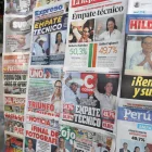 Fotografía que muestra portadas de distintos diarios en Lima (Perú).