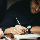 Jóvenes de entre 18 y 29 años pueden postular a las becas de educación superior del programa “Nuevo Ecuador 2026”.