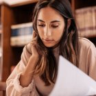 Experiencia comprobada abre oportunidades académicas y laborales para profesionales sin título universitario.