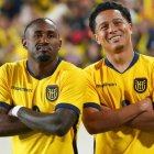 John Yeboah y Anthony Valencia festejan un gol de la selección ecuatoriana.