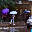 Los paraguas volvieron a utilizarse en Guayaquil y otras ciudades del país ante el retorno de las lluvias.