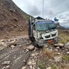 Vehículos que intentaron cruzar por las zonas afectadas resultaron afectados por la caída de material.