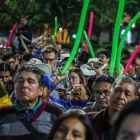 Seguidores del candidato izquierdista Roberto Sánchez esperan por los resultados electorales en Lima.