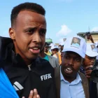 El árbitro somalí Omar Abdulkadir Artan, cuya entrada a EE. UU. fue denegada la semana pasada cuando iba a participar en el Mundial 2026, fue recibido como un héroe a su regreso a Somalia.