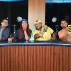 Los panelistas durante la grabación del nuevo podcast de Expreso, con símbolos alusivos al fútbol.