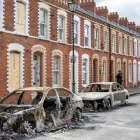Se puede ver un coche calcinado en la calle McMaster tras los disturbios ocurridos en Belfast, Irlanda del Norte, el 10 de junio de 2026.