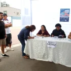 Ciudadanos cumplen con el proceso de votación en una mesa electoral en Perú.