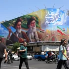 Ciudadanos iraníes pasan junto a una gran valla publicitaria con la imagen del difunto líder supremo iraní, en una calle de Teherán, Irán, este 10 de junio de 2026.